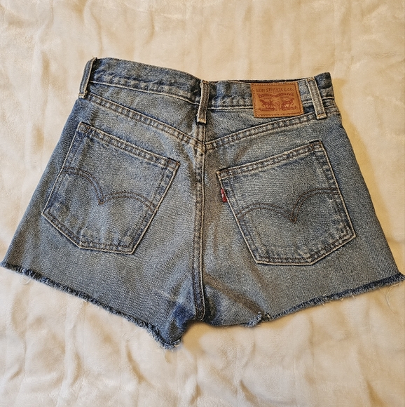 Levi’s Shorts High Rise Distressed Sz 27 Run Small Medium Wash - Picture 4 of 8